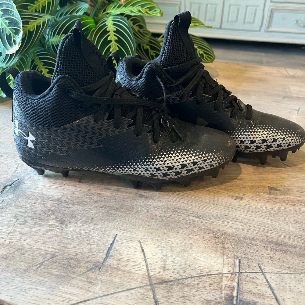 Boys Under Armour Football Cleats size 5.5